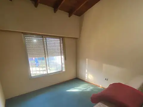 Casa en  venta en Quilmes 3 ambientes con jardin y garage