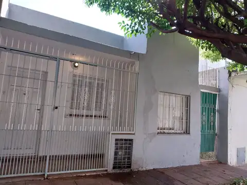 Casa en venta con amplio lote y fondo libre – Apta financiación – Merlo
