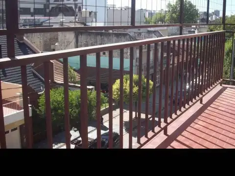Departamento de 3 ambientes al frente con balcon en Liniers