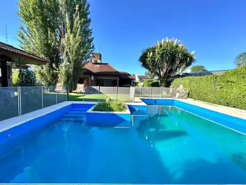 GRAN CHALET DE ESTILO CLASICO, EN DOS PLANTAS. ZONA RESIDENCIAL EN TRONCOS DEL TALAR.