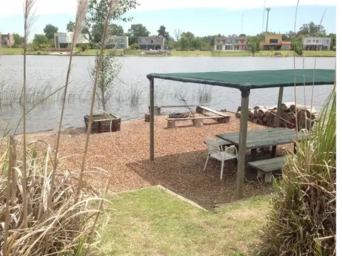 Casa en Alquiler con 2 cocheras