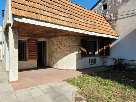 Casa ideal dos familias, local o taller. Temperley