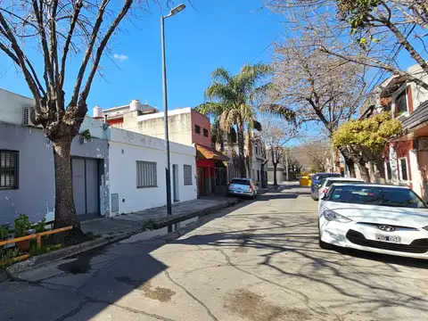 Casa con local en venta.  Liniers