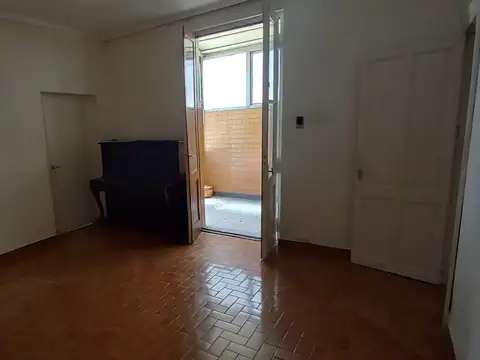 PH tipo Casa  de 4 ambientes con patio a Reciclar . 129m2.