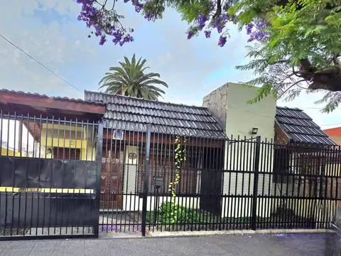 ALQUILER DE CASA 3 AMBIENTES CON COCHERA Y JARDIN
