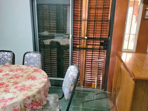 ALQUILER DE CASA 3 AMBIENTES CON COCHERA Y JARDIN