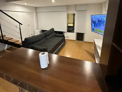 IMPECABLE 3 AMBIENTES EN DUPLEX AL FRENTE CON BALCON Y COCHERA CUBIERTA