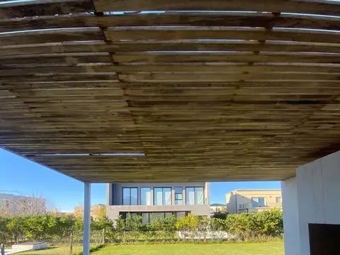 CASA EN BARRIO PUERTOS ARAUCARIAS