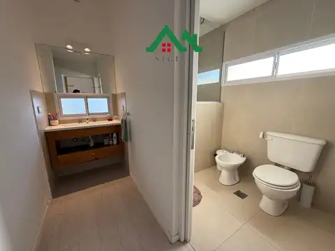 Casa en Venta con 3 cocheras