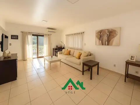 Casa en venta en Villa Catalina – 2 dormitorios, galería con asador y cochera,  APTO CRÉDITO