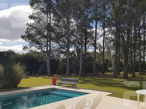 ALQUILER ANUAL CASA CON PARQUE Y BOSQUE PROPIO EN FINCAS DE SAN VICENTE