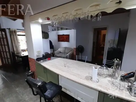 Venta de casa de 3 ambientes con cochera y piscina en Quilmes