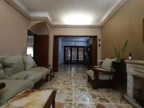 Casa 6 Ambientes - Cochera Doble - Parque Parrilla - Excelente Estado