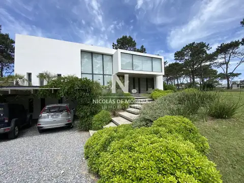 Vende casa en Pinar del Faro de 3 dormitorios.