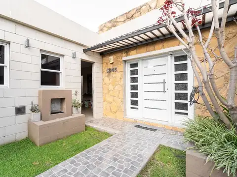 CASA EN VENTA EN BERNAL  PARQUE QUINCHO Y PISCINA