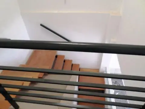 Dúplex al frente de tres ambientes con entrada de auto en San Justo