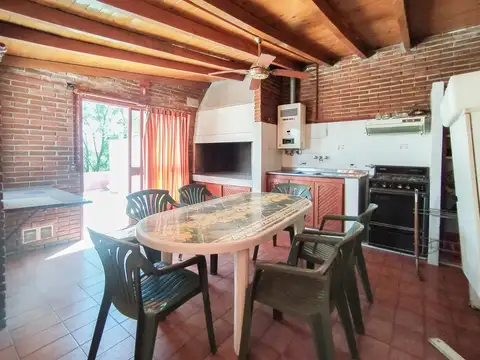 VENTA/PERMUTA - Casa de 3 dormitorios con cochera, quincho y local comercial. Alvear, Rosario.