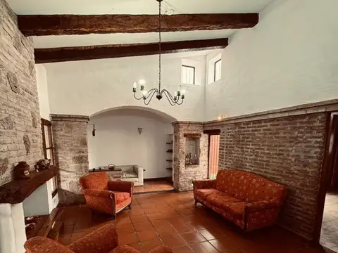 Casa 8 ambientes con 2 baños