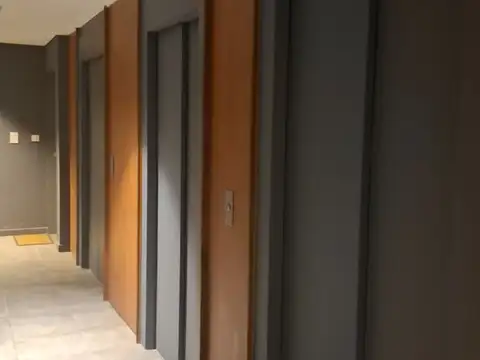 Central Argentino 100, Piso 1