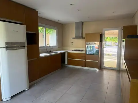 Casa en Alquiler con 2 cocheras