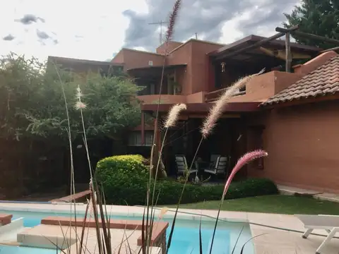 VENDE CASA DE DOS PLANTAS EN LOS AROMITOS