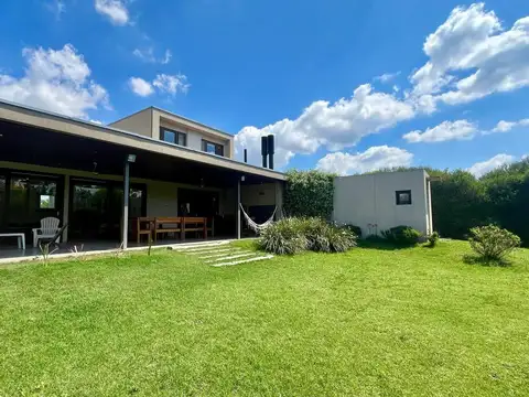 Casa en Venta con 2 cocheras