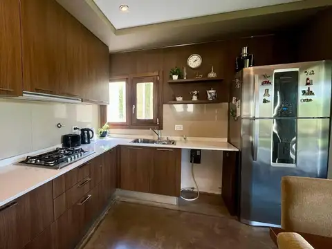 Venta casa de tres dormitorios, galería con parrillero, pileta y dos cocheras. Puerto Roldan