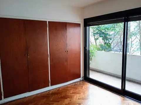 3 Ambientes con Dependencias y Balcòn Corrido