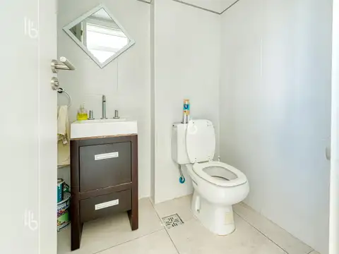 Oficina 11 ambientes con 2 baños