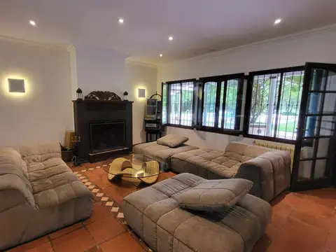 Casa 5 ambientes con 3 baños