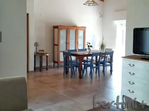 CASA AMPLIA, FAMILIAR, COCHERA Y PISCINA