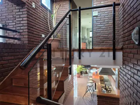 Casa en Venta con 2 cocheras