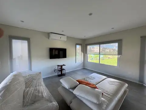 Casa en Alquiler en Pilar Del Este, USD 1.300