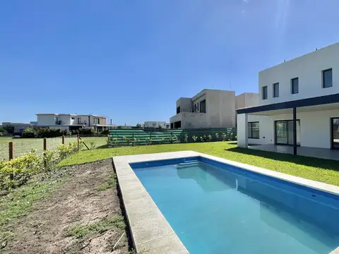 Casa 6 ambientes con 4 baños