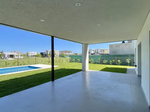 Casa en Venta con 4 cocheras