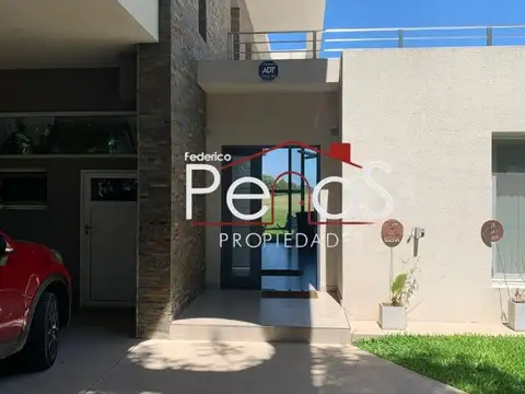 Casa 4 ambientes con 5 baños