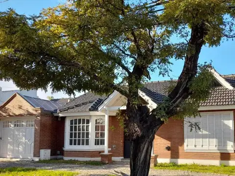 Casa en venta - 3 Dormitorios 2 Baños - 140Mts2 - Monte Grande