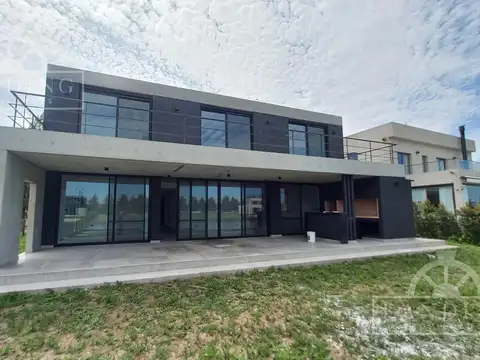 Casa en  El Naudir a laguna orientación oeste 4 / 5 dormitorios más playroom más dep