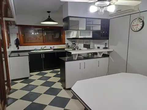 Casa 5 ambientes con 3 baños