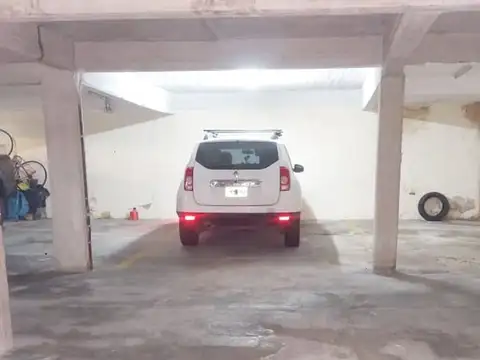 VENTA COCHERA CUBIERTA EN ALMAGRO UNICA EN LA ZONA