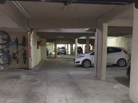 VENTA COCHERA CUBIERTA EN ALMAGRO UNICA EN LA ZONA