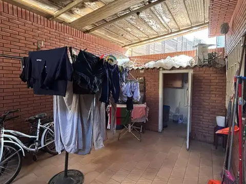 VENTA DE CASA EN LUIS AGOTE, CUATRO DORMITORIOS.