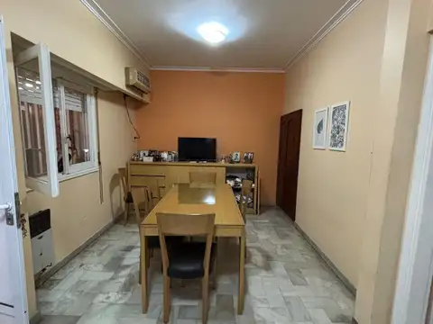 Casa 8 ambientes con 2 baños