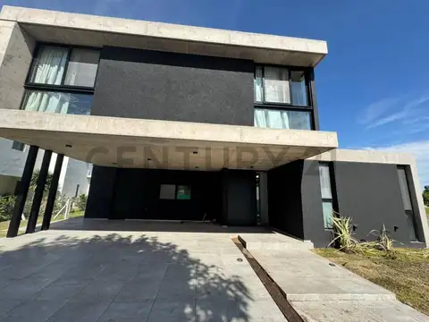 VENTA DE CASA 5 AMBIENTES EN TERRAVISTA