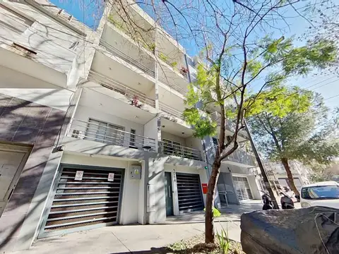 Venta duplex tipo loft de 2 ambientes con cochera cubierta.