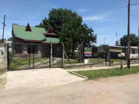 Amplio chalet con gran terreno a la venta en Gonzalez Catan