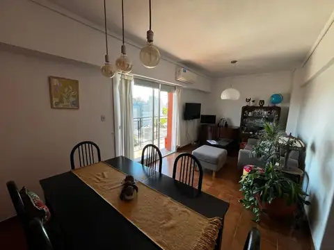 Excelente departamento 3 ambientes al frente c/cochera