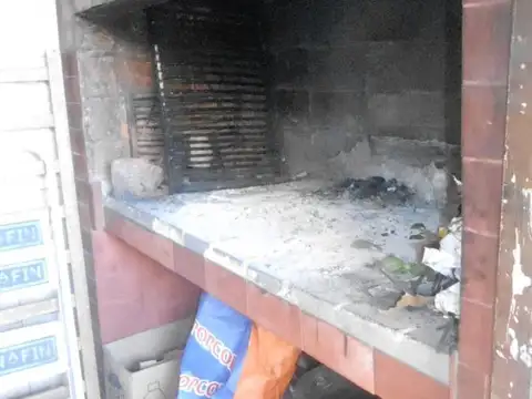 Casa 6 ambientes con 2 baños