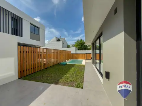 Casa en Venta con 2 cocheras