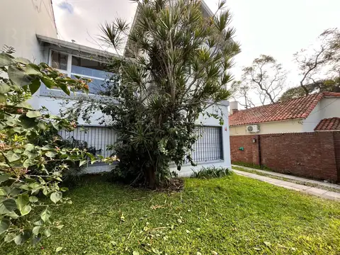 Casa en Alquiler con 2 cocheras